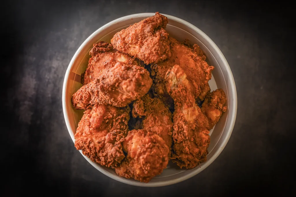 Pollo frito en tazón